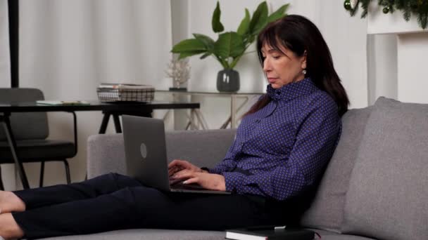 İş kadını dizüstü bilgisayarda çalışıyor. İnternetten sohbet ediyor, iş görüşmesi yapıyor. — Stok video