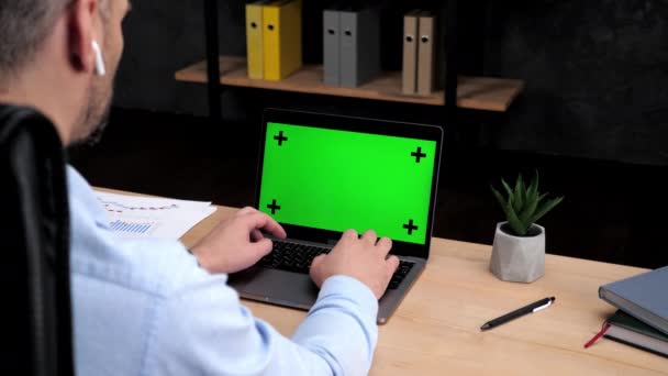 Man voorraad handelaar makelaar werken op laptop groen scherm typen tekst op toetsenbord — Stockvideo