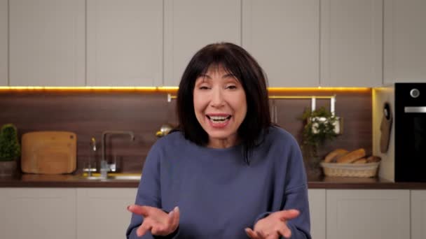 Usmívající se žena mluví on-line video hovor webcam notebook v domácí kuchyni — Stock video