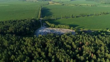 Yazın gün batımında ya da ormanın etrafında gün doğumunda hava manzaralı büyük çöplük.