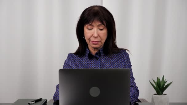 Bizneswoman pracuje na laptopie czat online, używa komputera w biurze — Wideo stockowe