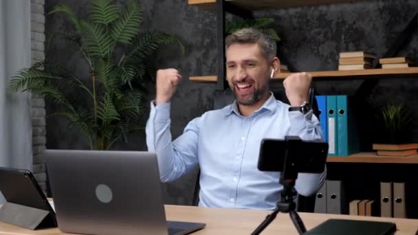 Nadšený muž obchodník vítěz vypadá notebook slaví dobrý obchod na burze — Stock video
