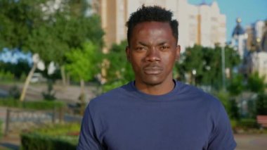 Park yerinde kameraya bakan Afro-Amerikalı öğrenciyi kapatın.