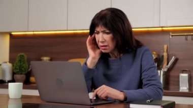 Çaresiz iş kadını dizüstü bilgisayar kullanıyor şirket satış raporları endişeli hissediyor