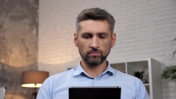 Close up man stock makléř vypadá tablet analyzuje nabídky na burze — Stock video