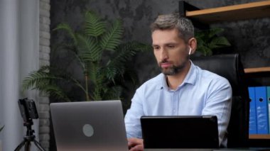 Yetişkin adam borsacısı mesafesi klavyede dizüstü bilgisayar yazma metni için çalışır