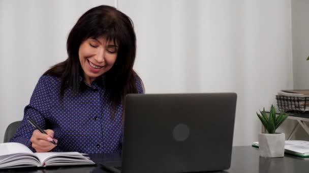 Bedrijfsleider luistert zakenvrouw online videogesprek webcam laptop in kantoor — Stockvideo