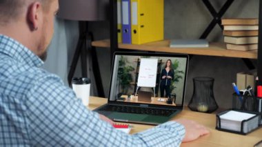 Bilgisayar ekranındaki kendine güvenen kadın beyaz tahta üzerinde CEO nokta işaretleyici diyagramını dinle