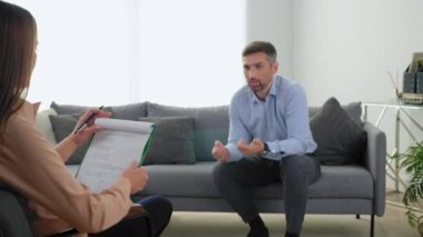 Psikolojik sorunları olan odaklanmamış duygusal bir hasta terapistle konuşuyor.