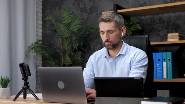 Dorosły człowiek stock makler odległość pracuje dla laptop wpisując tekst na klawiaturze — Wideo stockowe