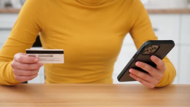 Close-up vrouw voert credit card code om geschenken online winkelen smartphone betalen — Stockvideo