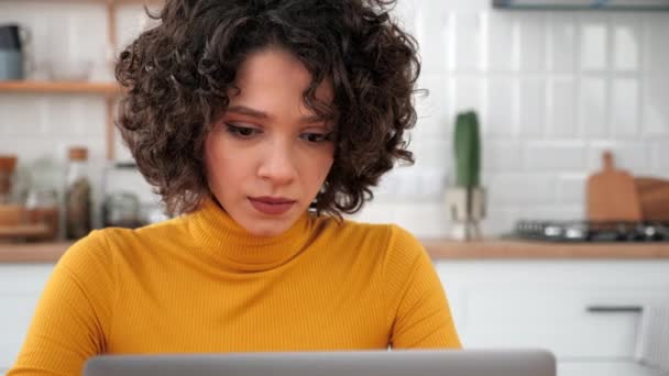 Close up hispânico encaracolado estudante estudando usa laptop em casa cozinha — Vídeo de Stock