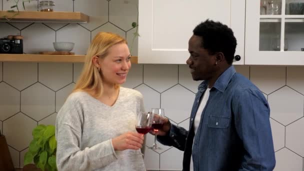 Usmívající se multietnická rodina láska pár pití vína doma stojící v kuchyni — Stock video