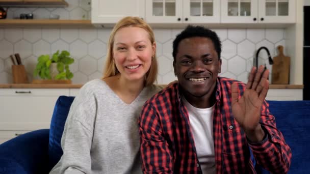 Webcam lächelndes multiethnisches Paar grüßt online im Gespräch mit Freunden Videoanruf — Stockvideo