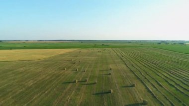 Yazın gün batımında tarımsal alanda hava manzaralı saman balyaları, saman yığını