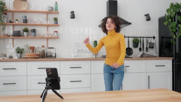 Mujer blogger bailando en smartphone cámara de grabación de vídeo para redes sociales — Vídeos de Stock