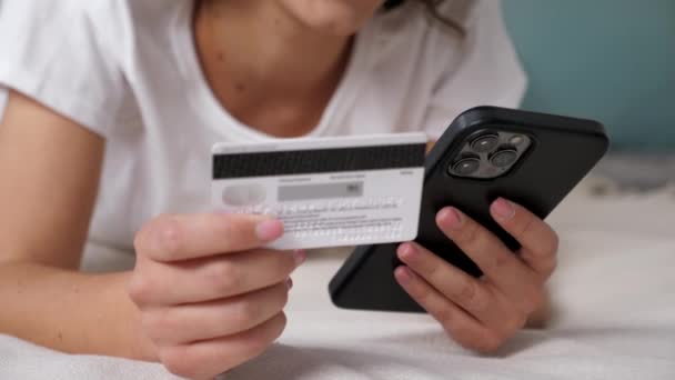 Fermer femme entre code de carte de crédit pour payer des cadeaux en ligne shopping smartphone — Video