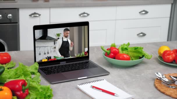 Computador portátil com homem comida blogger mostra fatia pepino diz ensina estudante — Vídeo de Stock