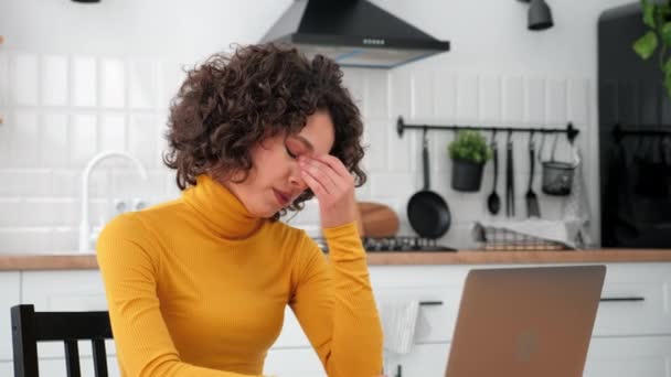 Zmęczony latynoski kręcone kobieta wykorzystuje laptop masuje oczy po długiej ciężkiej pracy komputera — Wideo stockowe