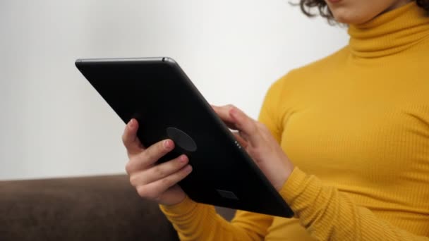 Primer plano manos mujer diseñador utiliza tableta golpeando y desplazamiento pantalla pantalla — Vídeo de stock