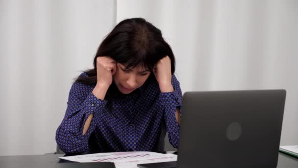 Depressive Geschäftsfrau prüft Umsatzbericht des Unternehmens, besorgt über Finanzproblem — Stockvideo