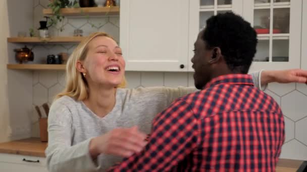 Happy multiethnic keluarga cinta pasangan memeluk di dapur rumah, wanita dan pria — Stok Video