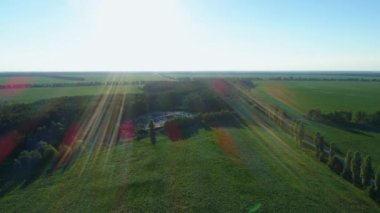 Yazın gün batımında ya da ormanın etrafında gün doğumunda hava manzaralı büyük çöplük.