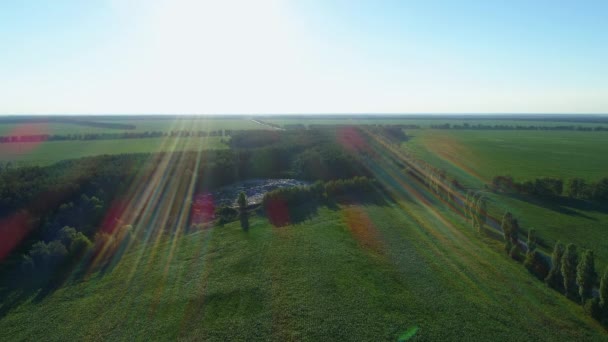 Flygfoto enorm soptipp på sommaren vid solnedgång eller soluppgång runt skogen — Stockvideo