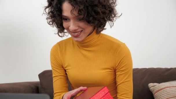 Close up happy woman in party hat opens red gift box and surprised, birthday — Stockvideo