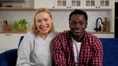 Web kamerası gülümseyen çok ırklı çiftler çevrimiçi arkadaşlarıyla sohbet ediyor.