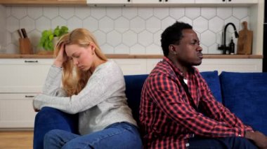 Birbirine gücenmiş çiftler koltukta sırt sırta otururlar, ilişki sorunları yaşarlar.