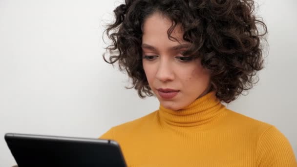Κοντινό πλάνο γυναίκα ελεύθερος επαγγελματίας χρησιμοποιεί το πάτημα tablet και οθόνη κύλισης — Αρχείο Βίντεο