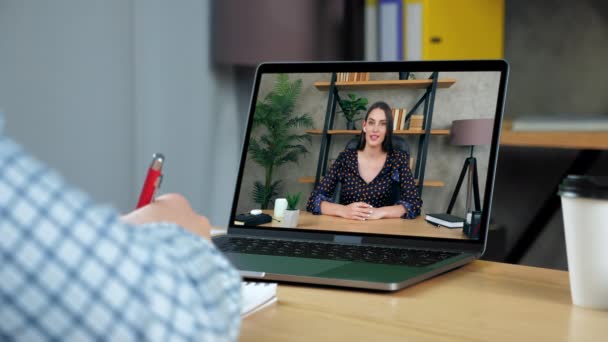 Mujer sonriente gerente superior en la pantalla de la computadora informe director CEO de la empresa — Vídeos de Stock