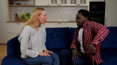 Afrikalı Amerikalı erkek arkadaş hediye paketi veriyor. Beyaz kadın, çift.