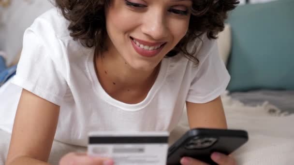 폐쇄 된 여성은 선물을 지불하기 위해 신용카드 코드에 접속 한다. — 비디오