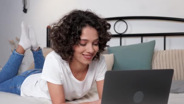 Sourire hispanique bouclé étude étudiante femme utilise ordinateur portable, enseignement à distance — Video