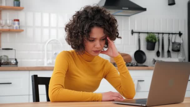 Tired thoughtful businesswoman thinking about solving problem works for laptop — Vídeos de Stock