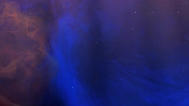 Blaue und rote Tinte Acrylfarbe mischen in Wasser, wirbelt sanft unter Wasser — Stockvideo