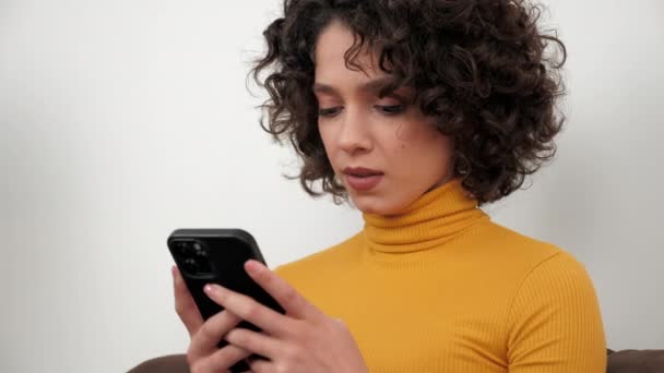 비지니스 여성은 온라인상에서 회사 직원 과 채팅을 하는 휴대 전화 회사 직원을 위해 일한다 — 비디오