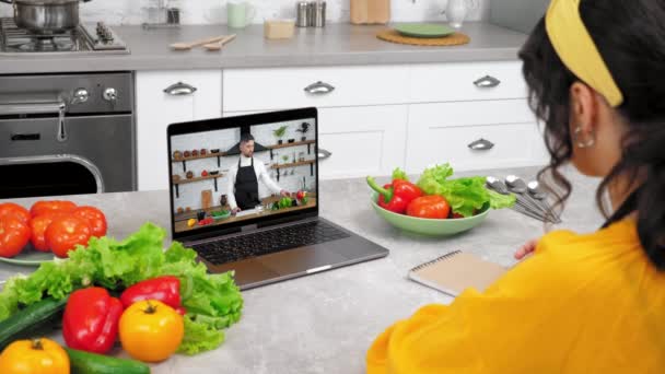 Hombre chef bloguero de alimentos en la pantalla del ordenador portátil dice enseña ama de casa estudiante — Vídeos de Stock