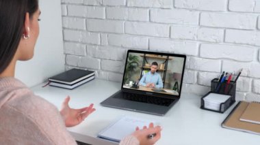 Ofisteki kadın konuşma öğretmeni online video çalışması webcam sohbet laptopu