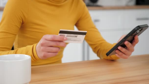 Close up mulher entra código de cartão de crédito para pagar presentes on-line de compras smartphone — Vídeo de Stock