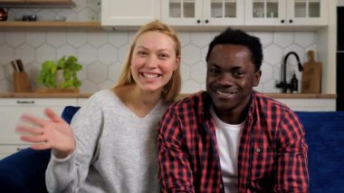 Web kamerası gülümseyen çok ırklı çiftler çevrimiçi arkadaşlarıyla sohbet ediyor.