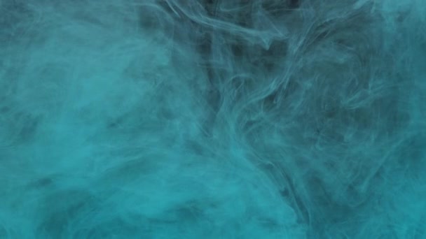 청록색 잉크 아크릴 페인트가물 속에서 섞이면서 물 속에서 부드럽게 소용돌이치는 모습 — 비디오