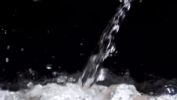 Wasserströme in Zeitlupe fallen im Aquarium auf schwarzem Hintergrund herunter — Stockvideo
