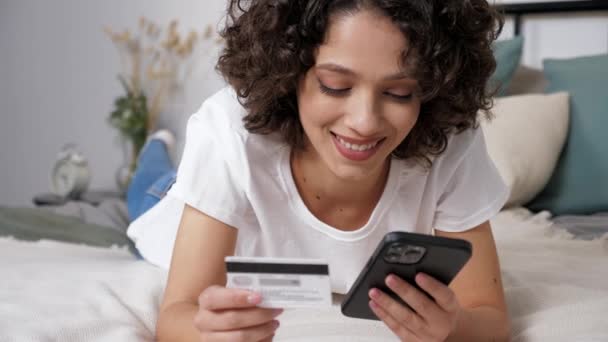 Närbild kvinna anger kreditkort kod för att betala gåvor, online shopping smartphone — Stockvideo