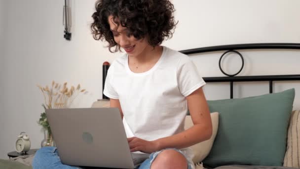 Sourire hispanique bouclé étude étudiante femme utilise ordinateur portable, enseignement à distance — Video
