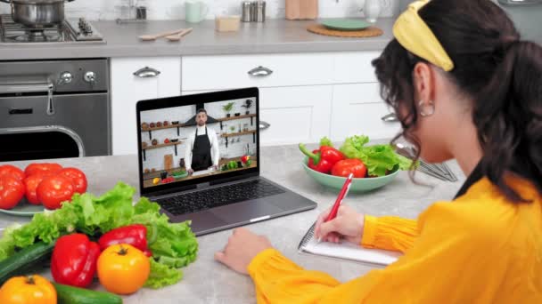 Χαμογελώντας άνθρωπος σεφ τροφίμων blogger στην οθόνη του υπολογιστή χαιρετά λέει διδάσκει νοικοκυρά — Αρχείο Βίντεο