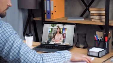 Gülümseyen kadın bilgisayar ekranı konuşmasında öğrenci uzak webinar kursu, uzaktan eğitim öğretiyor. Evde çalışan adam video konferansına katılıyor. Web kameralı sohbet laptopu öğretmenini arıyor.