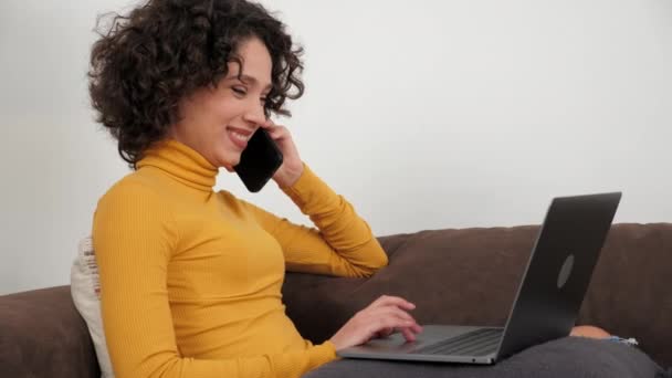 Sorridente Donna Affari Ispanica Utilizzando Computer Portatile Ascolta Sul Telefono — Video Stock